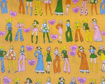 以下が含まれることがあります： 黄色い生地に、異なる服装と髪型の女性が繰り返し描かれたパターンがあります。女性たちは皆笑顔で、テキストが書かれたハートを持っています。ハートのテキストには、「良い態度は幸福へのパスポートです」や「着ることは生き方です」などのフレーズが含まれています。