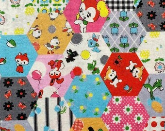 Könnte beinhalten: Patchwork-Stoff mit sechseckigen Mustern. Er zeigt Cartoon-Tiere, Blumen und geometrische Designs in Rosa, Blau, Orange und Rot. Ideal für Patchwork- und Nähprojekte, der Stoff hat eine verspielte und skurrile Ästhetik.