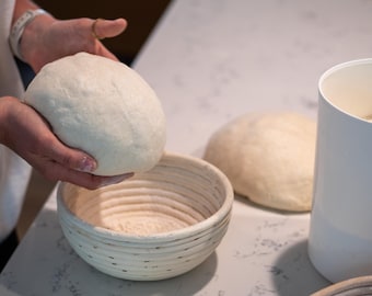 Banneton artesanal de ratán de 20 cm para masa madre, hecho a mano, con forro de tela.