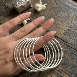 Set mit 7 minimalistischen silbernen Armreifen | Stapelbare, schlichte Alltagsarmbänder für Damen