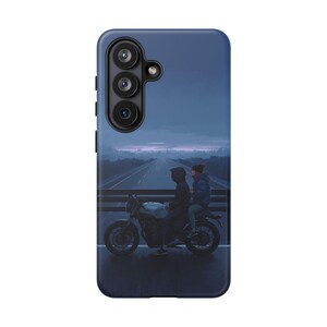 May include: A dark blue phone case with an illustration of a motorcycle and two figures on a highway. The image has a moody atmosphere, with a dark blue and grey colour scheme.