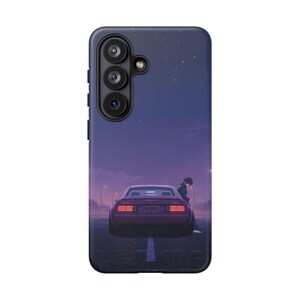 Puede incluir: Funda de teléfono con un fondo degradado púrpura y azul que presenta un coche y una persona apoyada en él. La funda tiene un módulo de cámara en la parte superior izquierda.