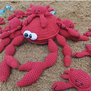 Puede incluir: Una taza de cerámica blanca con un asa negra y el texto "But First, Coffee" en negro y negrita. La taza está sobre una superficie blanca.