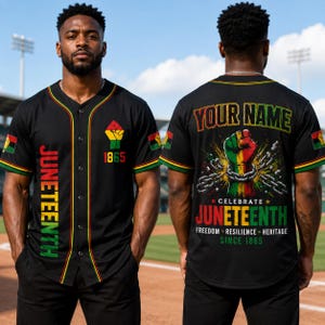 Könnte beinhalten: Schwarzes Baseball-Trikot mit Juneteenth-Text in Grün und Gelb. Das Trikot zeigt eine Faustgrafik in Rot, Gelb und Grün mit dem Jahr 1865. Auf der Rückseite des Trikots steht der Text "YOUR NAME" und "CELEBRATE JUNETEENTH".