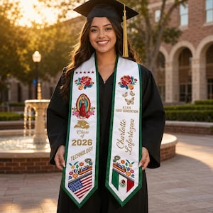 Puede incluir: Una graduada sonriente con birrete y toga negros, luciendo una banda blanca con imágenes florales y religiosas, el texto "Class of 2026 TECHNOLOGY", y las banderas estadounidense y mexicana. La banda también incluye el texto "R.T.H.S FIRST GENERATION" y el nombre "Charlotte Lafortezpea".