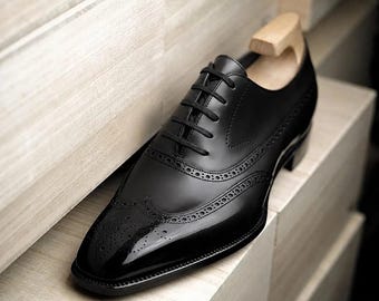 Handgemaakte zwarte brogue-schoenen van kalfsleer voor heren met vleugelneus.