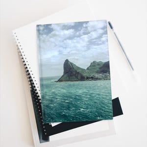 Revista sobre el paisaje montañoso y oceánico de Chapman's Peak, en la costa brumosa. imagen 1