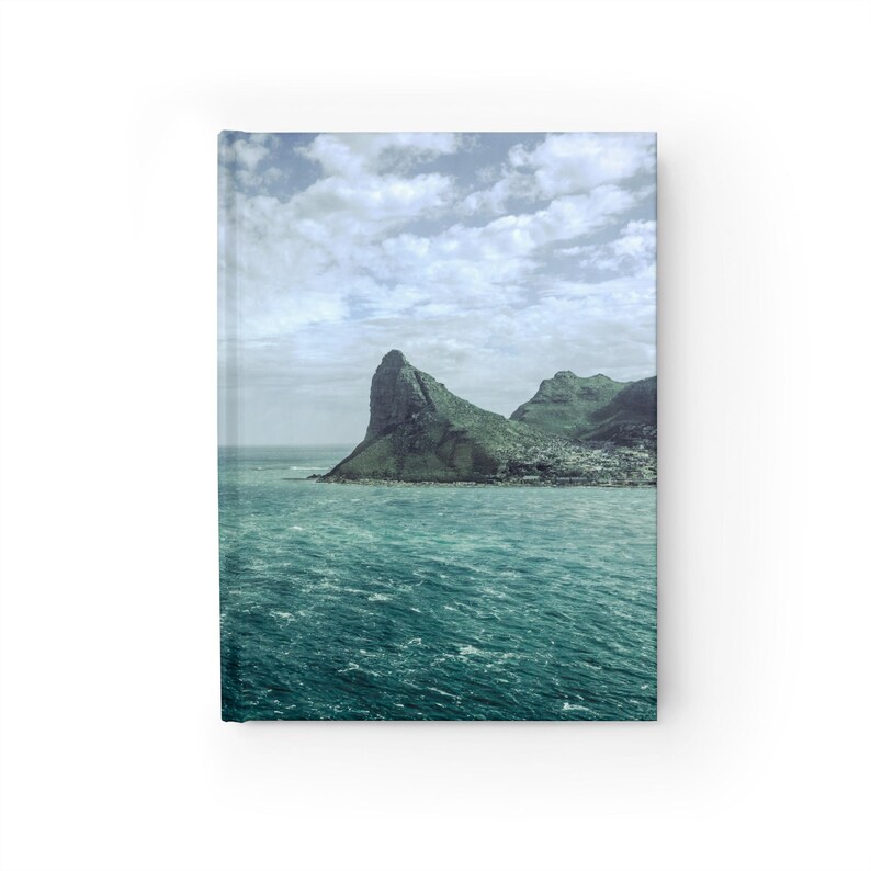 Revista sobre el paisaje montañoso y oceánico de Chapman's Peak, en la costa brumosa. imagen 2