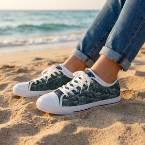Sneakers basse da uomo color verde acqua con stampa astratta effetto marmo / Scarpe da barca in tela con motivo artistico immagine 1
