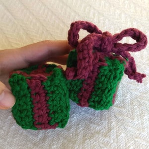 Christmas Gift Ornament Crochet Pattern | Christmas Present Ornament Crochet Pattern