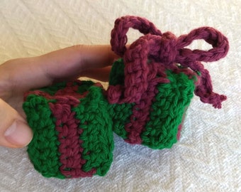 Christmas Gift Ornament Crochet Pattern | Christmas Present Ornament Crochet Pattern