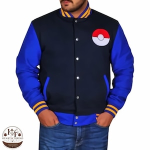 Peut inclure: Une veste style universitaire bleu marine avec des manches bleu vif et un emblème circulaire rouge et blanc sur la poitrine. La veste présente un col et des poignets rayés jaune et bleu marine, une fermeture à boutons et deux poches latérales.