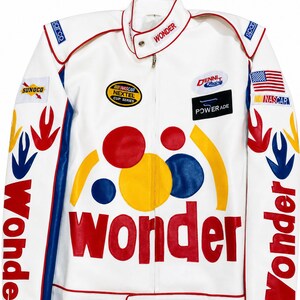 Könnte beinhalten: Eine weiße Rennjacke mit roten, gelben und blauen kreisförmigen Akzenten und dem Wort "wonder" in großen roten Buchstaben. Die Jacke enthält verschiedene Sponsorenaufnäher, ein "Ricky Bobby"-Namensschild und eine Flagge der USA am Ärmel.