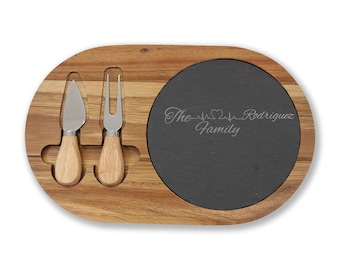 Gepersonaliseerde charcuterieplank met kaasmessen, acaciahout en leisteen serveerschaal