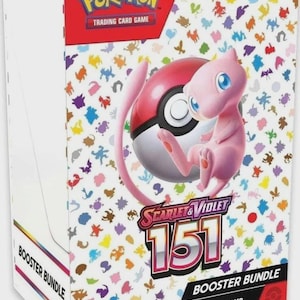 Puede incluir: Una caja de paquetes de refuerzo del juego de cartas coleccionables Pokémon. La caja presenta un personaje Mew rosa y una Poké Ball roja y blanca. La caja es blanca con un patrón colorido de personajes Pokémon y el texto "Scarlet & Violet 151". Incluye 6 paquetes de refuerzo.