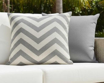Juego de DOS fundas de almohada Sunbrella Chevron Ocean Grey de 20x20 para interiores y exteriores.