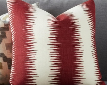 Funda de almohada de interior IKAT Jiri Stripe Natchez roja con cremallera