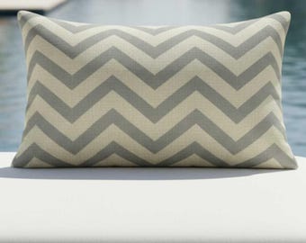 Funda de almohada lumbar Sunbrella Chevron Ocean Grey de 20x12 para interior y exterior