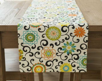 Hermoso camino de mesa moderno multicolor con pompones y confeti para interiores