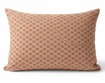 Juego de DOS fundas de almohada Sunbrella de 20x12 pulgadas con detalle tejido color caqui para interiores y exteriores.