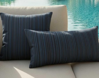 Funda de almohada de interior y exterior Sunbrella Acrylic Refine Indigo Stripes