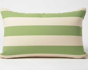 Funda de almohada Sunbrella de lona acrílica con rayas color kiwi arena y cremallera.