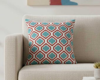Juego de DOS fundas de almohada de interior con estampado Curtis en rojo y azul con diseño de trébol de cuatro hojas y cremallera.