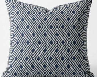 Funda de almohada integrada de acrílico Sunbrella color índigo para interiores y exteriores con cremallera.