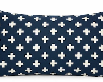 Juego de DOS fundas para almohadas lumbares de interior Premier Navy Swiss Cross de 20x12 con cremallera.