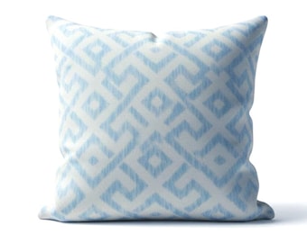 Funda de almohada geométrica para interiores Mill Creek Harkin con paisaje marino en azul y blanco