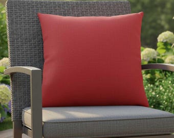 Funda de cojín Sunbrella de lona acrílica Jockey roja para interior y exterior con cremallera.