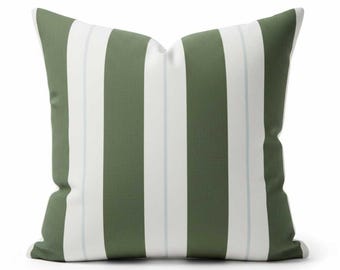 Juego de DOS fundas de almohada Sunbrella Relate Ivy Stripes de 20x20 para interior y exterior.
