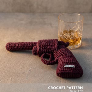 Patron PDF d'un revolver en amigurumi, réplique réaliste au crochet pour collectionneurs et cadeaux uniques faits main.