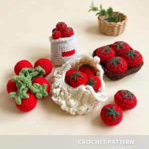 Può includere: Una collezione di pomodori all'uncinetto in varie disposizioni. L'immagine include pomodori in un sacchetto bianco, un piccolo cestino e un vassoio marrone. Il testo "5 in 1 - Tomato Family" è visibile. Le parole "CROCHET PATTERN" sono visibili.