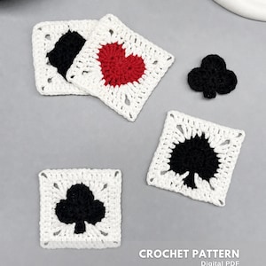 Può includere: Quadrati all'uncinetto con simboli di carte da gioco in bianco, rosso e nero. L'immagine mostra un cuore, picche, fiori e quadri, insieme a una forma di fiori separata. È visibile anche il testo "CROCHET PATTERN" e "Digital PDF".