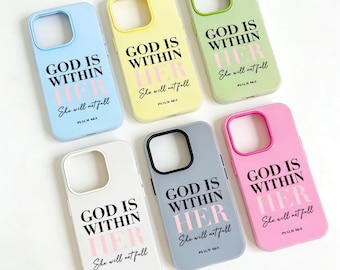 Minimalistyczne etui na iPhone'a o tematyce religijnej z typografią szeryfową i dopasowanym kolorystycznie pierścieniem aparatu