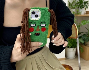 Zielone etui na telefon z dziewczynką, haftowaną twarzą, warkoczami i pierścieniem aparatu z serduszkiem – Artcore Aesthetic na iPhone'a