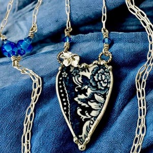 Collana, Gioielli in porcellana rotta, Collana in porcellana rotta, Ciondolo a forma di cuore, Porcellana Transferware blu, Catena lunga in argento sterling, Gioielli saldati