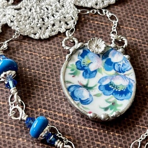 Collana, Gioielli in porcellana rotta, Collana in porcellana rotta, Pendente ovale, Porcellana floreale blu, Lampwork, Catena in argento sterling, Gioielli saldati