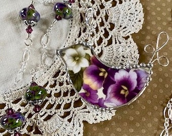 Collier, Bijoux en Porcelaine cassée, Collier d’oiseaux, Purple Pansy Chintz Chine, Argent sterling, Bijoux soudés, Bijoux nature, Perles de lampadaire