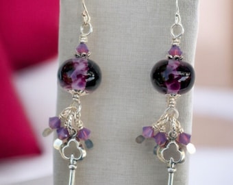 Boucles d'oreilles en perles de chalumeau, Bijoux en perles de chalumeau, Perles de chalumeau violettes, breloque clé, fils d'oreilles en argent sterling