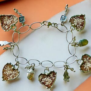 Gioielli in porcellana rotta, bracciale in porcellana rotta, bracciale autunnale, foglia di quercia, catena in argento sterling, gioielli saldati, gioielli a cuore, bracciale con ciondolo
