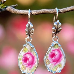 Gebrochener Porzellanschmuck, Gebrochene Porzellan Ohrringe, Tropfen, Rosa Rose Porzellan, Rosa Ohrringe, Blattsilber Ohrhaken, Gelötete Schmuck