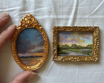 Set di 2 dipinti paesaggistici in miniatura, Lago al tramonto, Mini arte con cornice dorata decorata, Campo con cielo pastello, Piccole opere d'arte originali, Piccola decorazione da parete