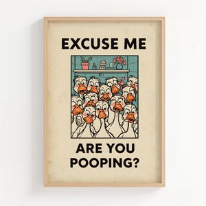 Puede incluir: Una impresión enmarcada con el texto "EXCUSE ME ARE YOU POOPING?" presenta una ilustración de dibujos animados de numerosos patos blancos con picos y patas naranjas. Los patos están frente a una escena de baño.