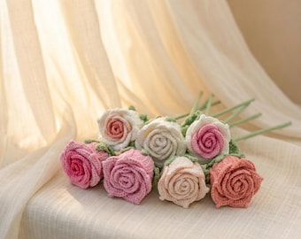 Gehäkelter Rosenstrauß, für immer Blumengeschenk, handgefertigte gestrickte Rosen, romantisches Blumendekor, lang anhaltendes Geschenk für sie, Geschenk für Mama