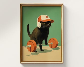 Könnte beinhalten: Ein gerahmter Kunstdruck, der eine schwarze Katze mit einer weiß-orangen Baseballkappe und weißen Kopfhörern zeigt. Die Katze steht aufrecht und hält eine Langhantel mit orangen Gewichtsscheiben. Der Hintergrund ist grün mit beigem Boden.