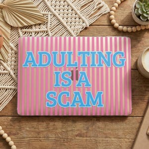 Funny Adulting Is A Scam MacBook Case Cover, Apple MacBook Sleeve Skin, Pink Stripes preppy laptophoes, MacBook Air Pro 13 14 15 16 cadeau