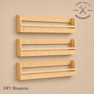 Può includere: Tre mensole da parete in legno di colore chiaro sono montate su un muro beige. Ogni mensola ha una parte superiore arrotondata e due doghe orizzontali. Il testo "Lumber Craft Co. Woodwork" e "DIY Blueprint" sono visibili.