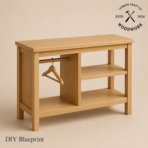 Könnte beinhalten: Ein helles Eichenholz-Eingangsorganisator mit einer Kleiderstange und zwei Regalen. Ein Holzkleiderbügel hängt an der Stange. Der Text "Lumber Craft Co. Estd 2026 Woodwork" und "DIY Blueprint" sind sichtbar.